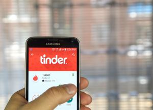 Encarcelaron a un hombre por tener sexo casual con una mujer que conoció en Tinder