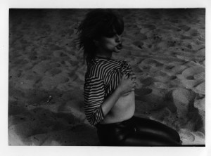 Nina Hagen am Strand von Los Angeles