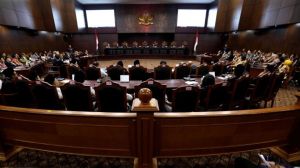 ​Suasana di ruang sidang Mahkamah Konstitusi saat menggelar sengketa pilpres 2019 Prabowo Subianto Jokowi. Foto oleh Willy Kurniawan/Reuters