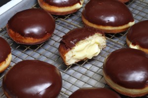 Donut ripieni di crema pasticciera glassati al cioccolato