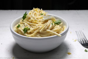 Linguine con carciofi, panna e limone.