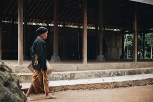 Mbah Karso berjalan di depan Pendopo Kampung Pitu Nglanggeran Gunung Kidul