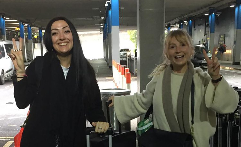 Issy Brazier-Jones und Olivia Cura am Flughafen