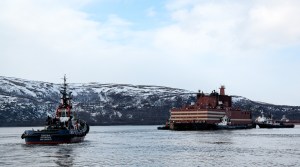 ​Reaktor nuklir mengambang pertama di dunia, Akademik Lomonosov, ditarik tugboat dari Pelabuhan Murmansk, Rusia. Foto oleh Pavel Lvov/Sputnik via Associated Press