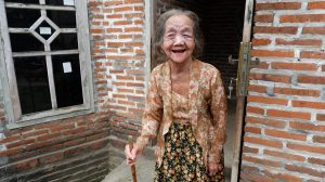 ​Nenek Kosiyah, perempuan yang diduga berusia lebih dari 100 tahun dari Tulungagung, Jawa Timur.