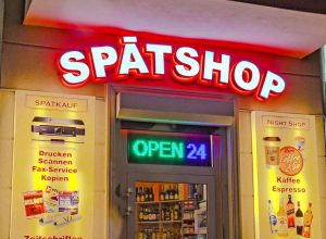 Spätshop mit Leuchtreklame in Berlin