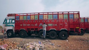 Lukisan Pantat Truk di India Tak Kalah Artistik Dibanding Indonesia