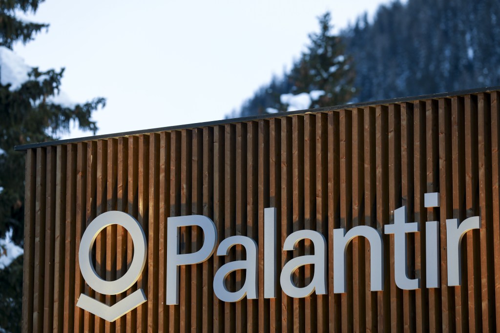 Palantir logo.