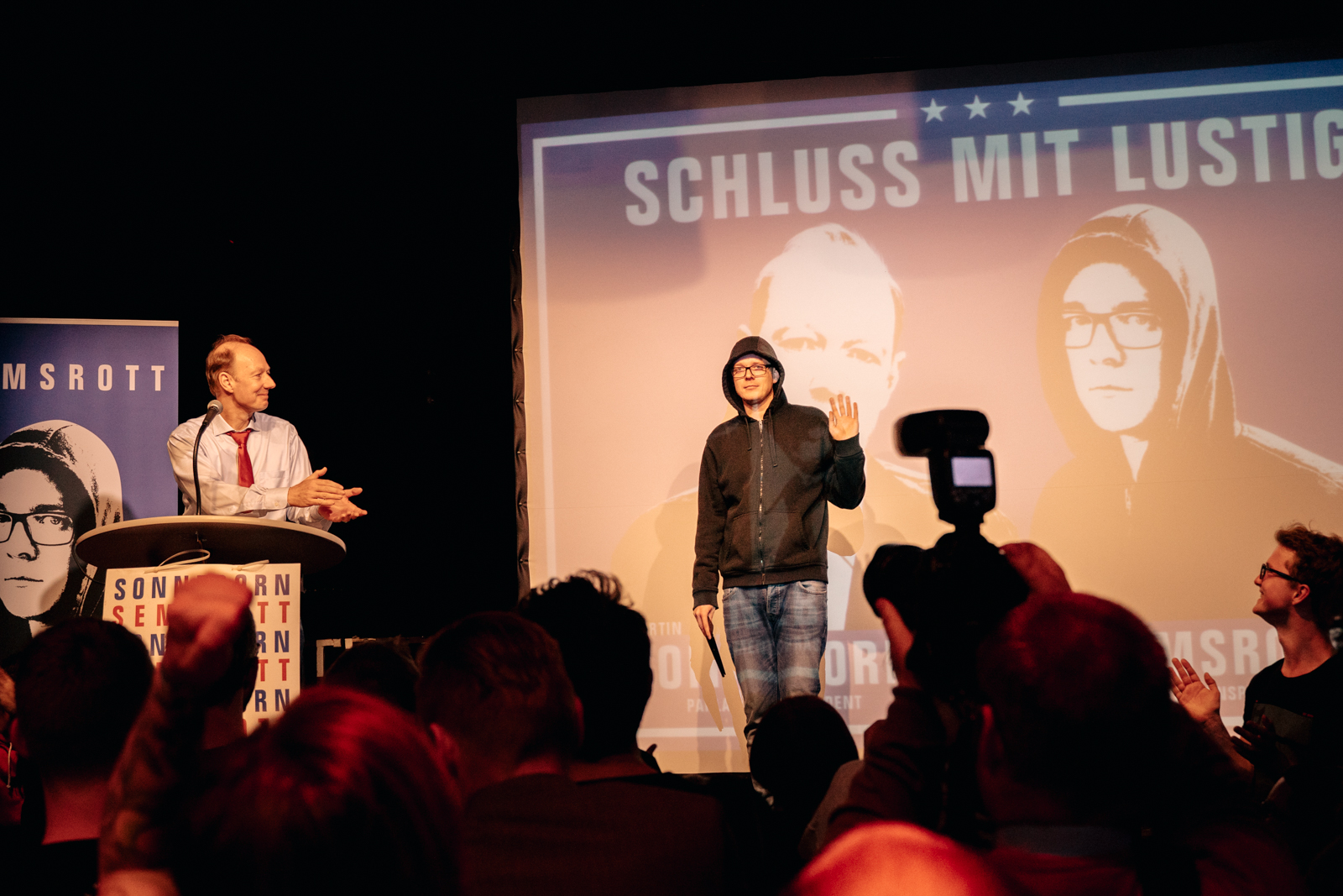 Martin Sonneborn applaudiert Nico Semsrott von der Partei Die PARTEI