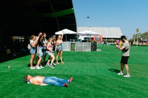 Pessoa deitada no NOS ALIVE 2019