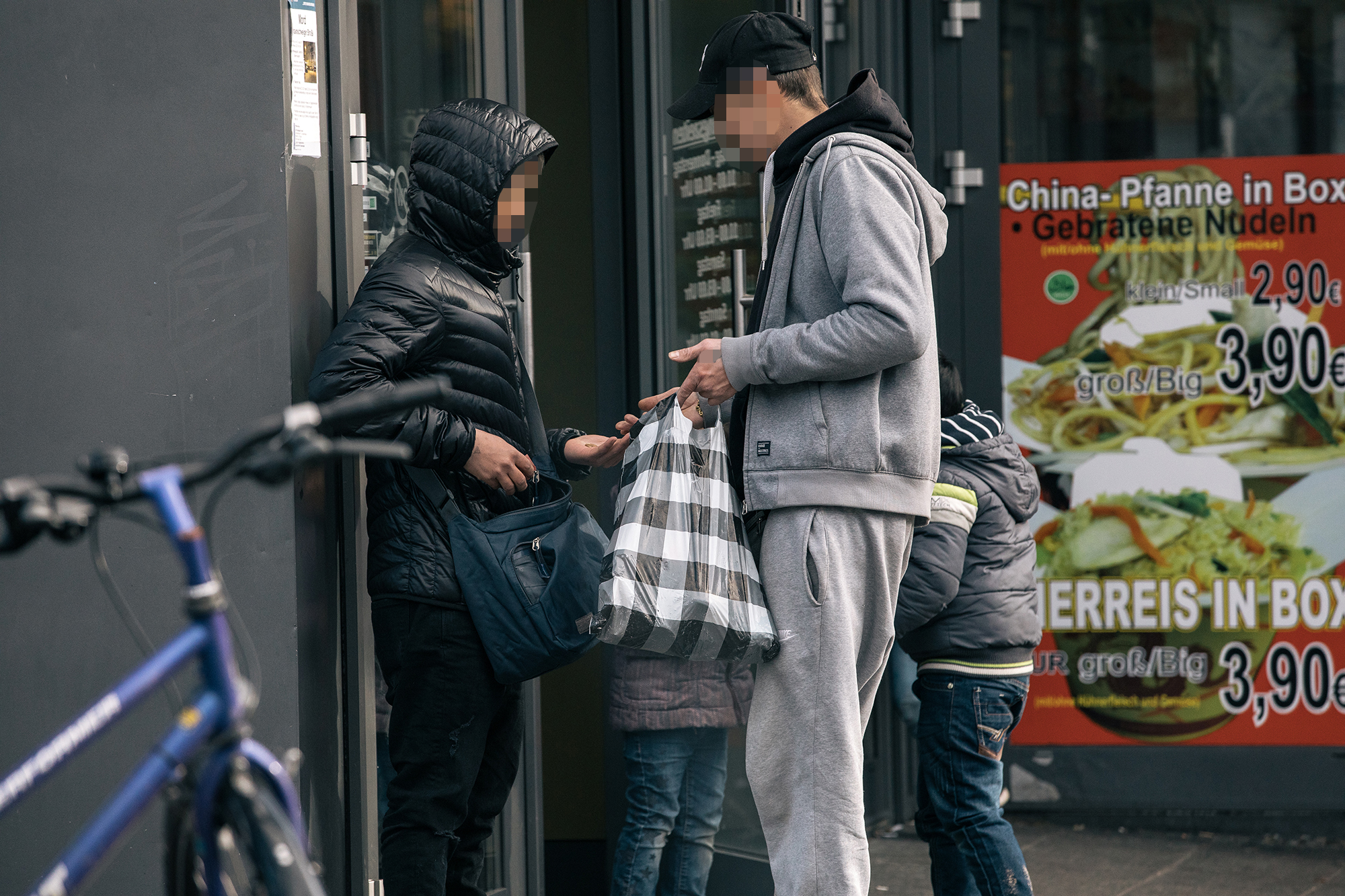 Übergabe von gefälschten Zigaretten