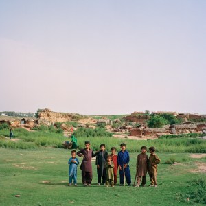 Jonge Afghaanse jongens poseren voor de foto