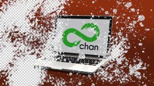 Laptop mit 8chan-Logo, ausradierter Vordergrund