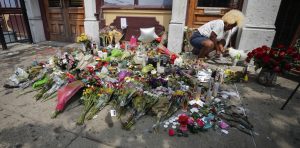 Niedergelegte Blumen vor der Ned-Peppers-Bar, ​dem Tatort des Amoklaufs von Dayton, Ohio