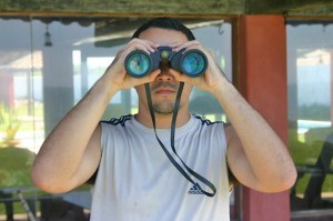 Un hombre mirando con unos prismáticos