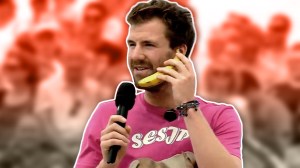 Luke Mockridge telefoniert im ZDF-Fernsehgarten mit einer Banane