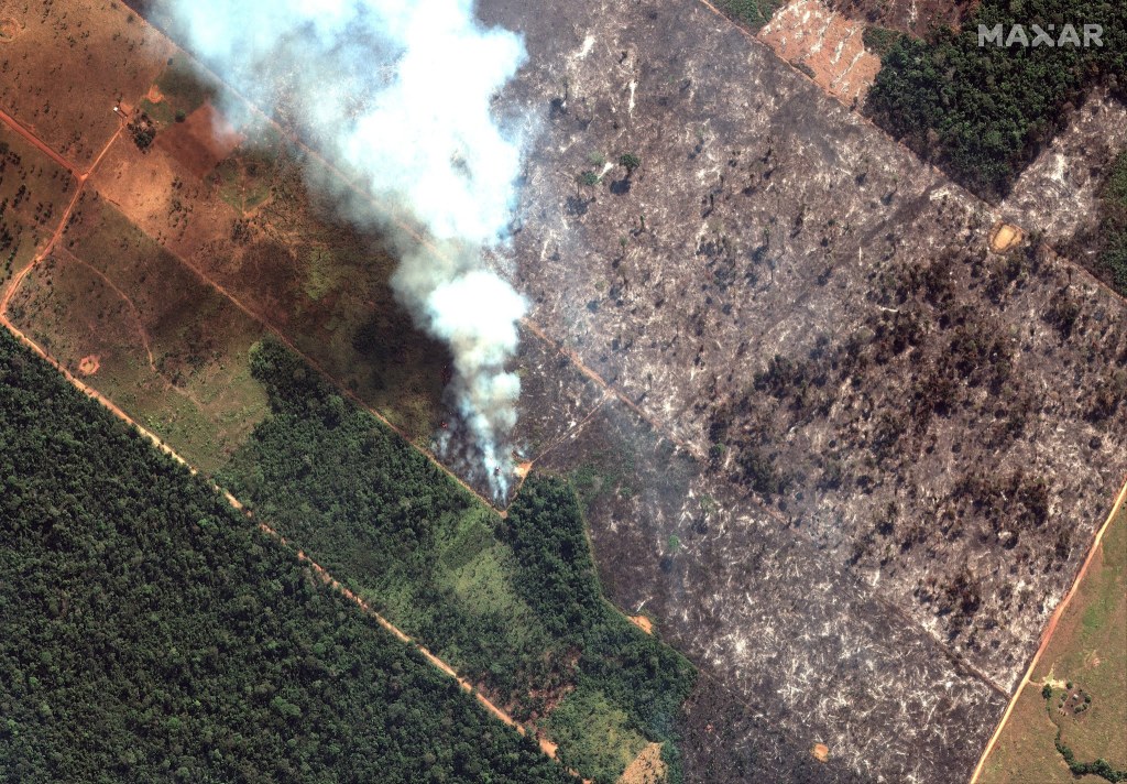 brand amazone regenwoud rookwolk satellietfoto