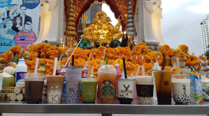 Makin Banyak Pengunjung Kuil Thailand Beri Bubble Tea buat Sesajen Para Dewa