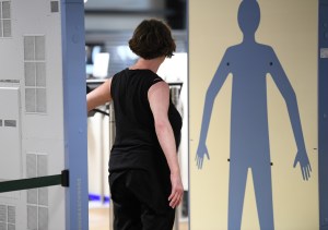 Een persoon krijgt een bodyscan met TSA.