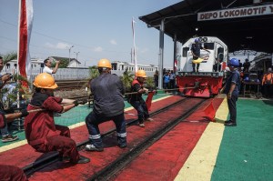 Lomba Tarik Tambang Kurang Greget, Lihat Serunya Kompetisi Tarik Lokomotif Kereta PT KAI Yogyakarta