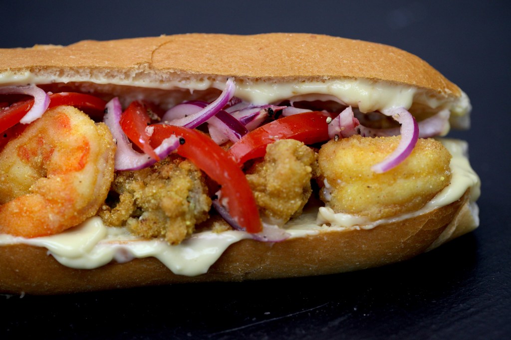 Panino americano Po'Boy con gamberi e ostriche fritti