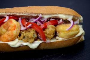 Panino americano Po'Boy con gamberi e ostriche fritti