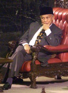 Warisan Terbaik Habibie Bukan Kisah Cintanya, Melainkan Sikapnya Saat Diuji Kekuasaan