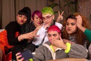 Een groep van genderqueer, non-binaire en gender non-conforme mensen