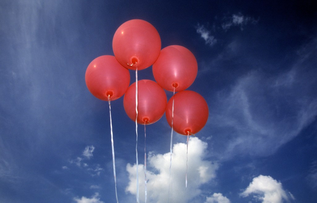 rode ballonnen zweven in de lucht