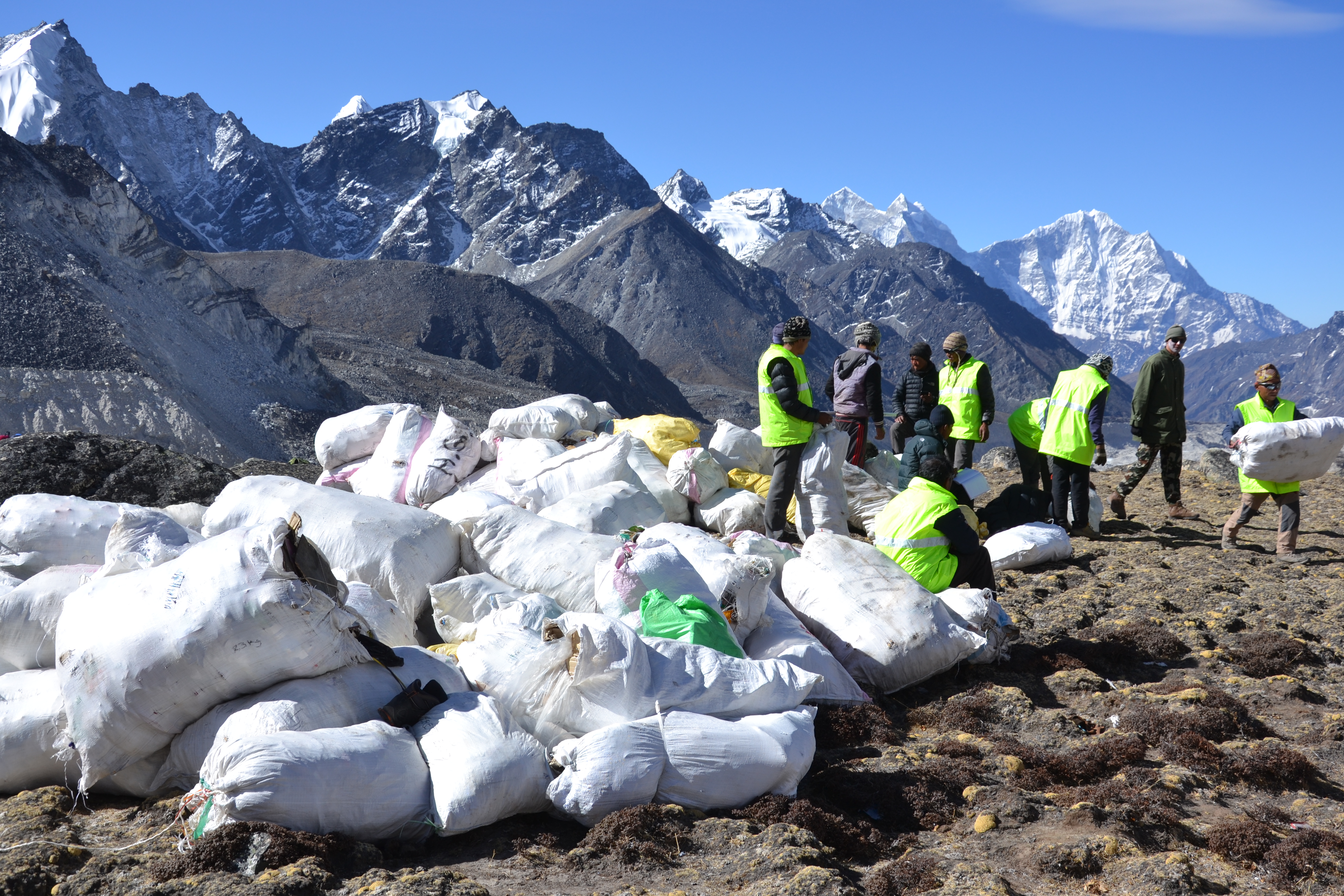 1568621690957-Garbage-transported-to-Kalapattar-for-airlift