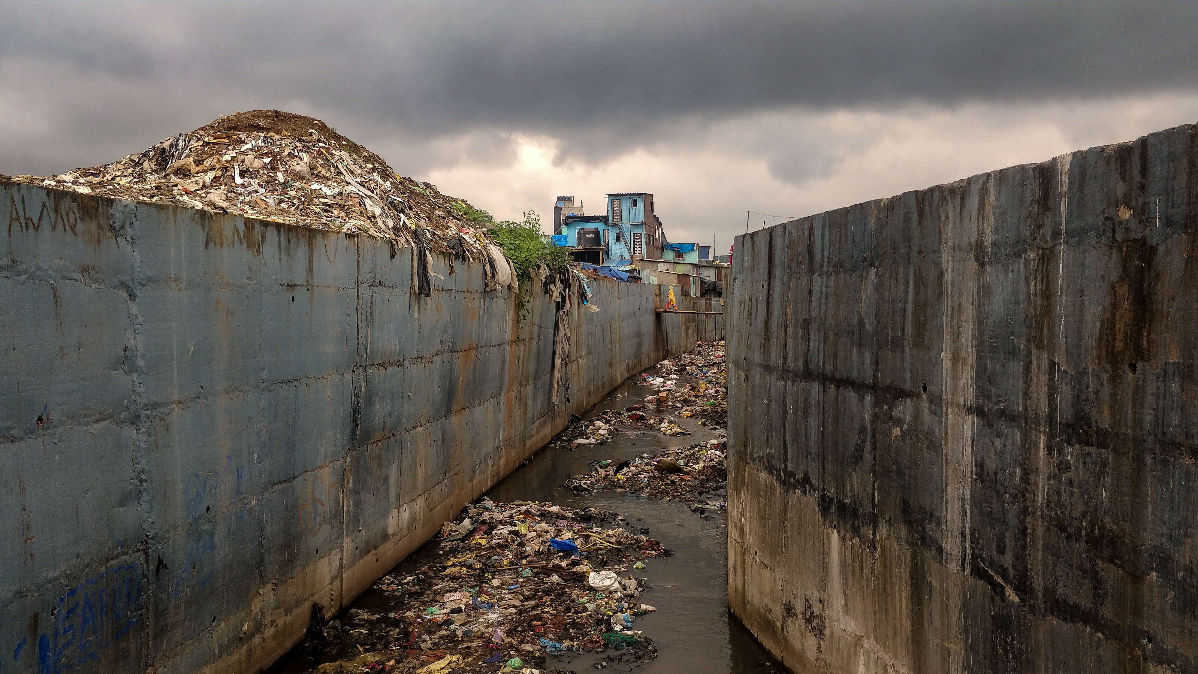 1568801150418-Ragpickers-at-Deonar-garbage-dump