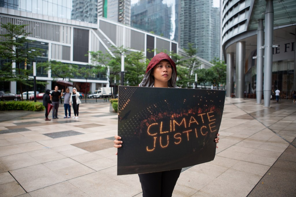 Joanna Sustento lone protester