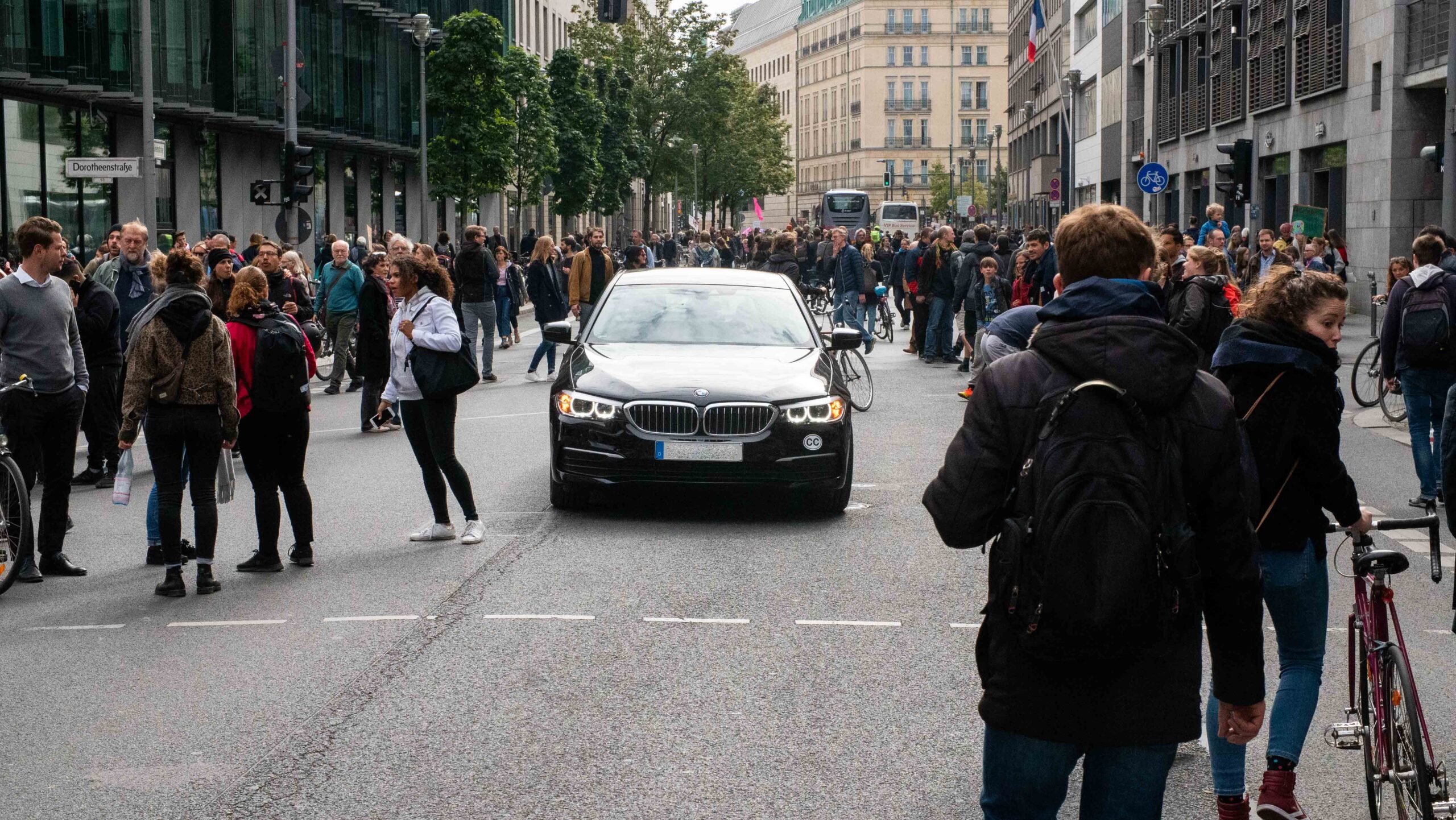 Ein Auto beim Klimastreik