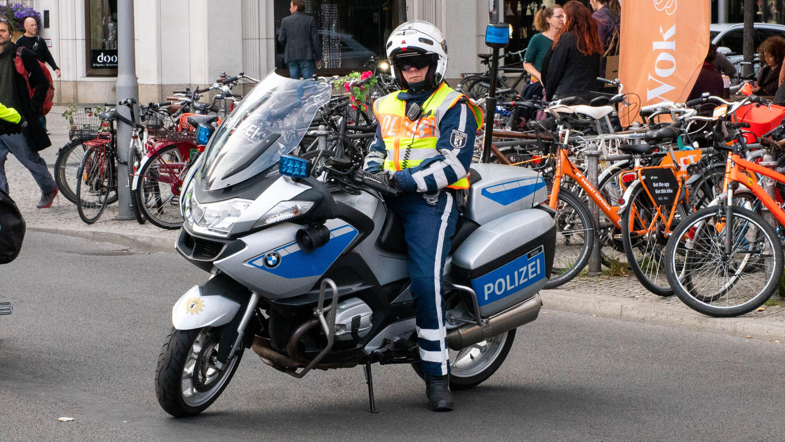 Ein Polizist beim Klimastreik