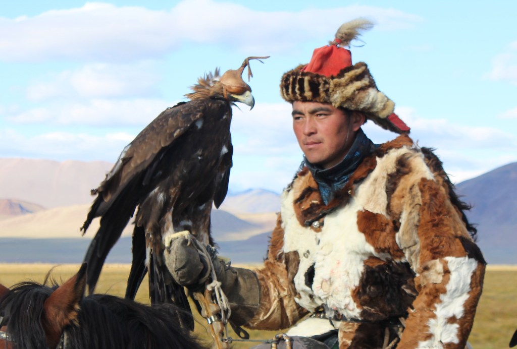 Kami Menemui Laki-Laki Paling Ganteng di Kancah Perburuan Elang Mongolia