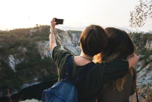 Perempuan India Jatuh ke Jurang Karena Terlalu Bersemangat Selfie