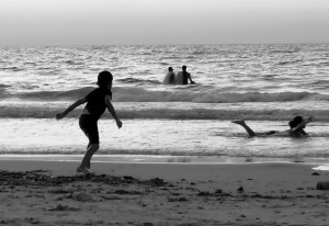 Kinderen zwemmen in de zee