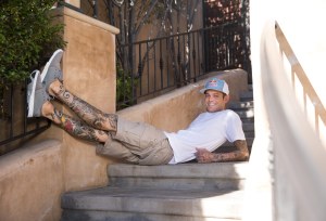 Der Profi-Skateboarder Ryan Sheckler posiert auf einer Treppe