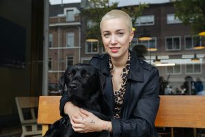 Foto van Charlotte met hond Bobbie