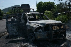 Mobil pikap milik kepolisian michoacan di Meksiko hangus dibakar anggota Kartel Jalisco atau biasa dijuluki El Mencho. Foto via Getty Images