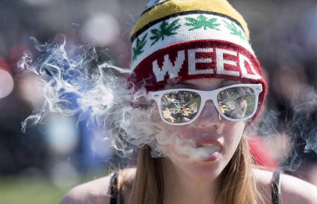 Mujer fumando cannabis