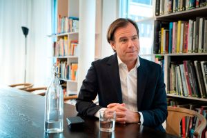 H&M CEO Karl-Johan Persson sitzt an einem Tisch