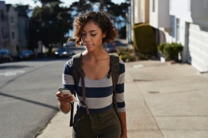 une femme regarde son portable