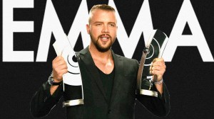 Kollegah vor einem EMMA-Logo