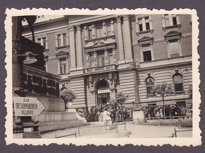 1572517972353-Beogradski-Jevreji-se-javljaju-na-obaveznu-registraciju-po-naredbi-nemackih-vojno-okupacionih-vlasti-april-1941-foto-BGajic