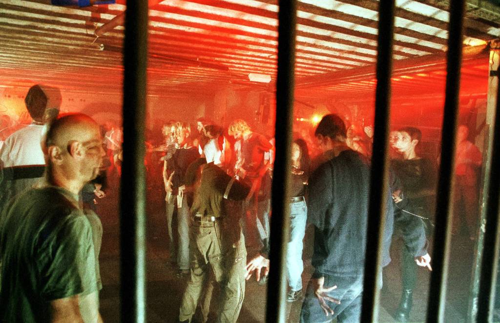 Drogen in Berliner Clubs: Menschen tanzen auf einer Tanzfläche in einem Berliner Technoclub in den 90ern