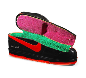 Peti berbentuk sepatu sneaker Nike