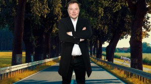 Elon Musk vor einer Brandenburger Allee