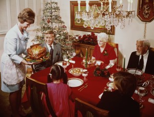 68/5000 Una foto de 1965 de una madre sirviendo un pavo a su familia en Navidad