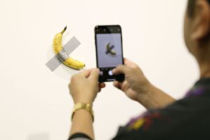 Karya seni pisang dilakban milik Maurizio Cattelan​